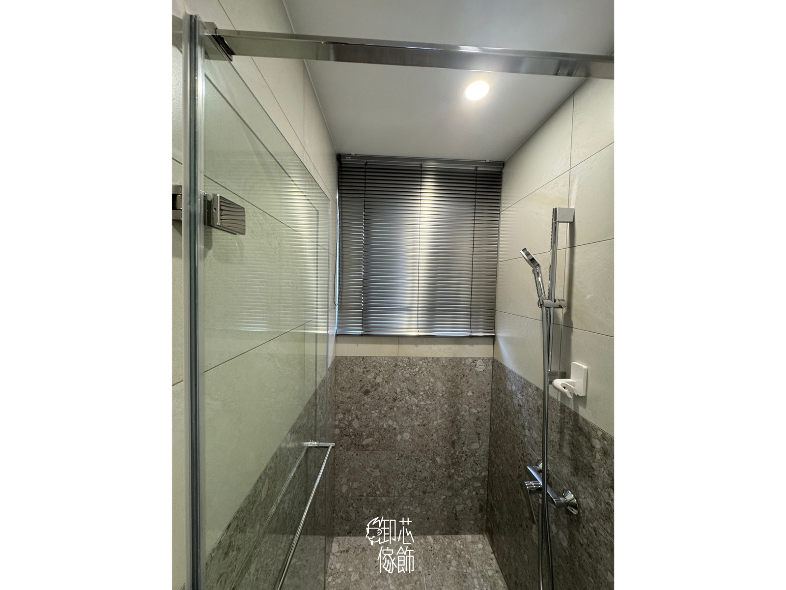 浴室銀灰色鋁百葉